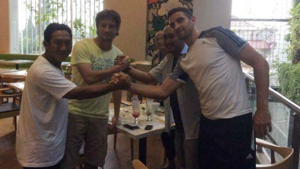 Tim manajemen Persela Lamongan bersama dua pemain asing baru mereka, Balsa Bozovic (kaos hijau), Pedro Javier (kaos putih).